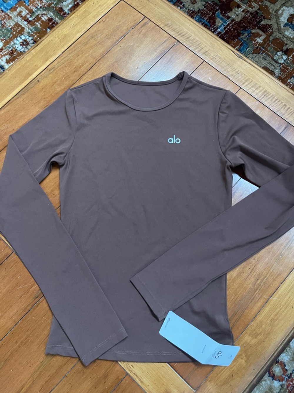 ALO Yoga Long-Sleeve Crew Neck Top in Chocolate Brown with Silver Logo Size M